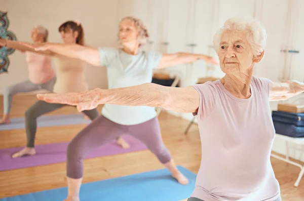 Gyakorlat Jóga Idősebb Nők Csoportja Tornatanfolyamon Fitnessz Egészségügyi Wellness Célokra — Stock Fotó