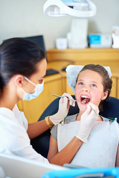 Kolla Upp Det Igen Kvinnlig Tandläkare Och Ett Barn Tandläkarmottagning — Stockfoto