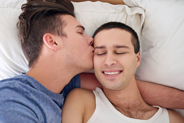 Morgen Schön Ein Junges Schwules Paar Entspannt Sich Bett — Stockfoto