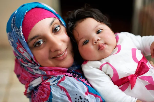 彼女はかわいいだけではない イスラム教徒の母親と彼女の小さな赤ちゃんの女の子 — ストック写真