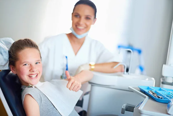 口腔卫生需要及早开始 一个年轻女孩的画像在牙医那里做检查 — 图库照片