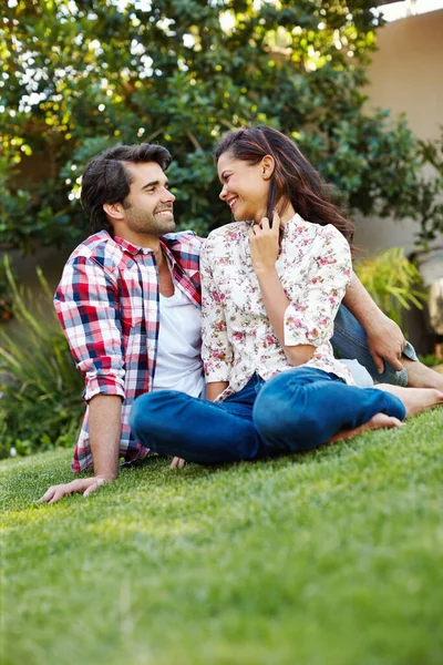 私たちが大切にする小さな瞬間です 幸せな若いカップルが一緒に庭で時間を過ごす — ストック写真