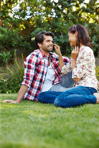 これらの瞬間は私たちにとって貴重です 幸せな若いカップルが一緒に庭で時間を過ごす — ストック写真