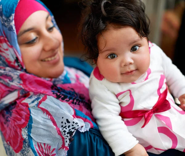 彼女は少し愛情を込めています イスラム教徒の母親と彼女の小さな赤ちゃんの女の子 — ストック写真