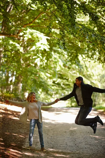 Amor Extático Joven Saltando Alegría Mientras Camina Con Novia Parque —  Fotos de Stock