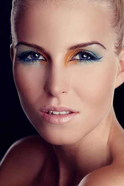 Blauäugige Schönheit Porträt Eines Schönen High Fashion Modells Mit Mehrfarbigem — Stockfoto