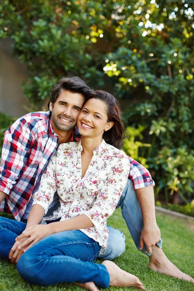 Ung Och Kär Ett Lyckligt Ungt Par Tillbringar Tid Trädgården — Stockfoto