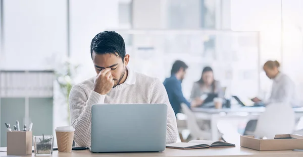 Fejfájás Stressz Laptop Egy Üzletemberrel Irodájában Miközben Fáradtságtól Szenved Számítógép — Stock Fotó