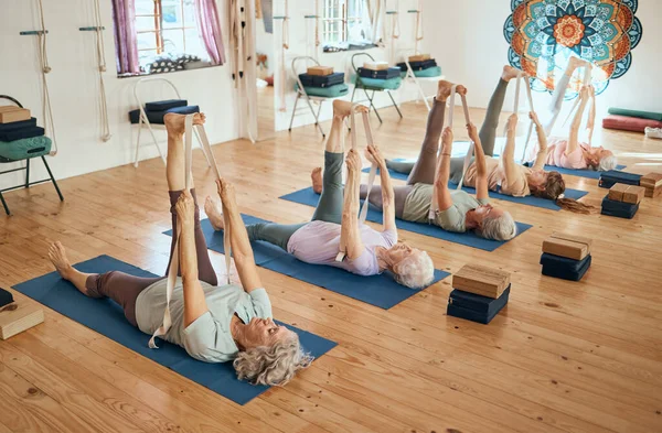 Yoga Stretching Und Seniorentraining Für Gesundheit Bewegung Und Fitness Auf — Stockfoto