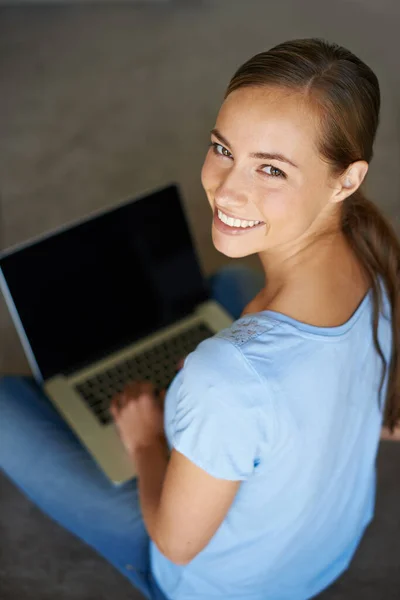 Trochę Posurfowałem Portret Młodej Studentki Pracującej Laptopie — Zdjęcie stockowe