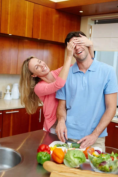 Zgadnij Kto Kochająca Się Para Jest Zabawna Podczas Przygotowywania Jedzenia — Zdjęcie stockowe