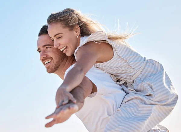 カップル 人と愛 ケアと幸福と夏休みにゲームを飛んで楽しい 青い空を背景に熱帯の休日に遊んでいる夫と妻を持つ自然 男と女 — ストック写真
