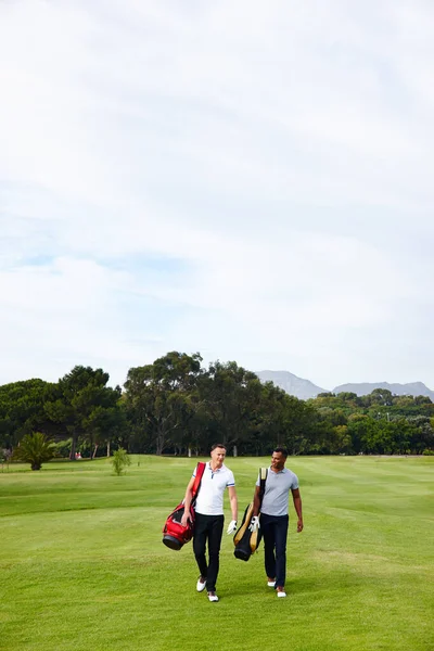 Este Jogos Uma Caminhada Parque Dois Jovens Campo Golfe Juntos — Fotografia de Stock