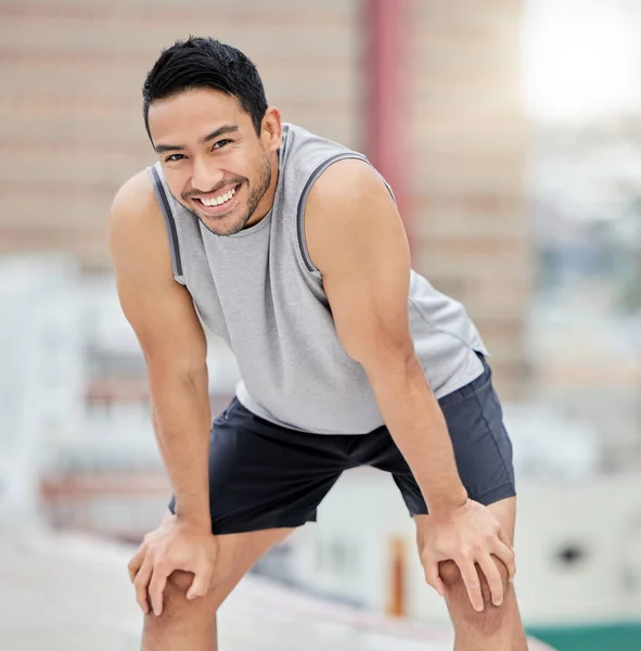 Yorgun Formda Erkek Dışarıda Spor Yaptıktan Sonra Çatıda Dinleniyor Sağlık — Stok fotoğraf