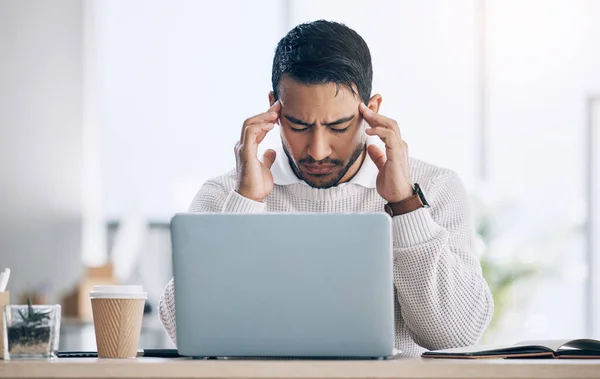 Praca Stres Wypalenie Człowiek Czytający Spam Komputerze Usterka Lub Błąd — Zdjęcie stockowe