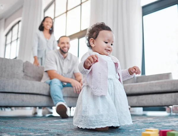 Baby Familie Liefde Met Een Meisje Leren Lopen Woonkamer Van — Stockfoto