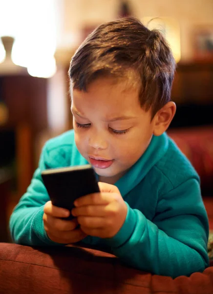 Elbűvölte Technológia Egy Kisfiú Játszik Egy Mobiltelefonnal — Stock Fotó
