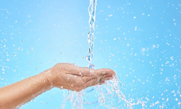 Mão Água Limpeza Com Respingo Estúdio Fundo Azul Para Higiene — Fotografia de Stock