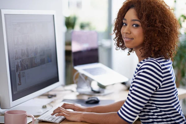 Jag Siktar Toppen Ung Kvinna Jobbet Dator Ett Kontor — Stockfoto