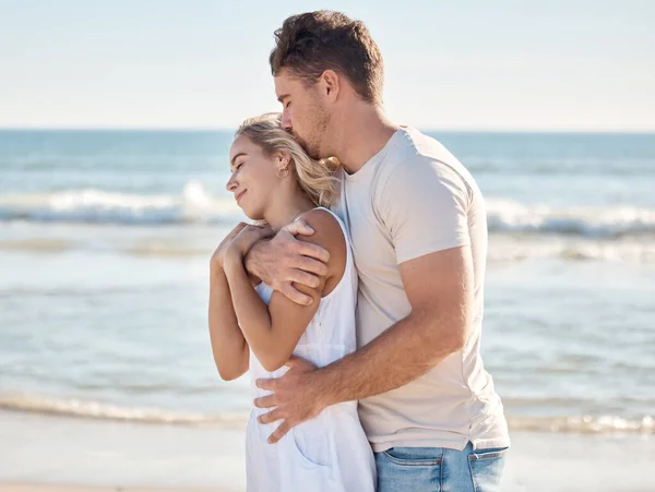 Παραλία Ευτυχισμένο Και Ζευγάρι Αγκαλιάζονται Αγάπη Φροντίδα Και Ρομαντισμό Ενώ — Φωτογραφία Αρχείου