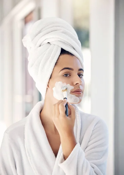 Skincare Krim Wajah Dan Wanita Dengan Masker Kuas Menerapkan Wajah — Stok Foto