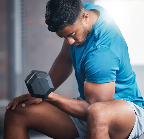 Entrenamiento Fitness Mancuerna Hombre Gimnasio Para Músculos Fuertes Desarrollo Bíceps — Foto de Stock