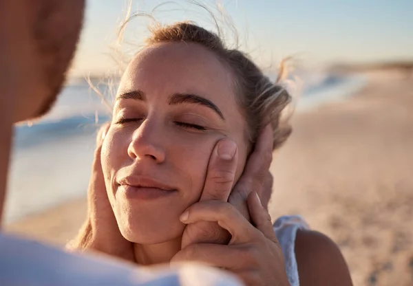 Γυναίκα Πρόσωπο Και Χέρια Για Ζευγάρι Στην Παραλία Για Ρομαντική — Φωτογραφία Αρχείου