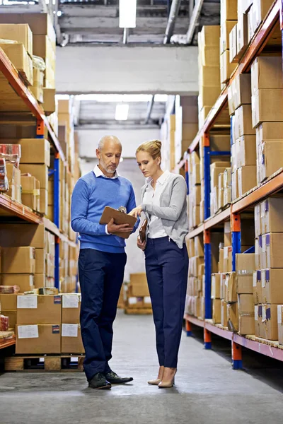 Dispatching Your Order Man Woman Inspecting Inventory Large Distribution Warehouse — Stock Photo, Image