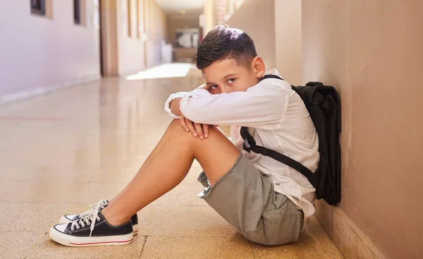 うつ病 不安や自閉症や廊下で学習の問題のための地面に学校の子供 いじめや悲しい学生 差別の肖像画の後にストレスと落ち込んで少年 — ストック写真