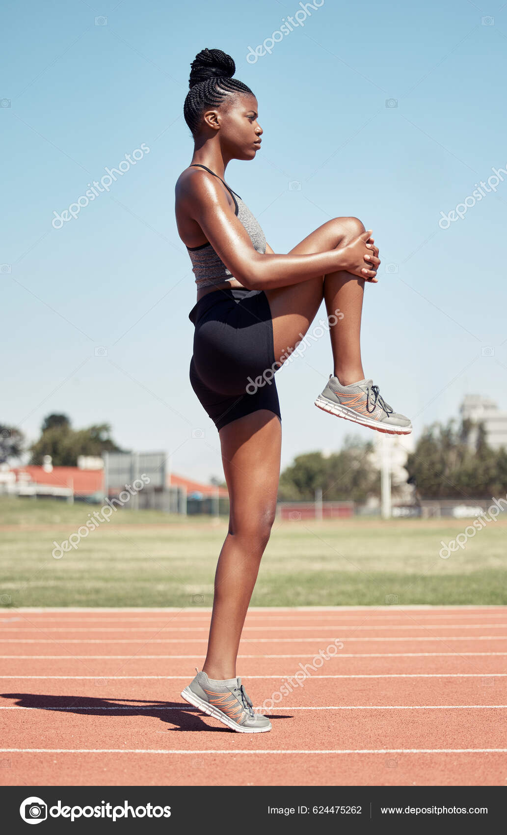 Fitness esportivo e mulher negra com dor nas costas no parque para  exercícios de corrida e