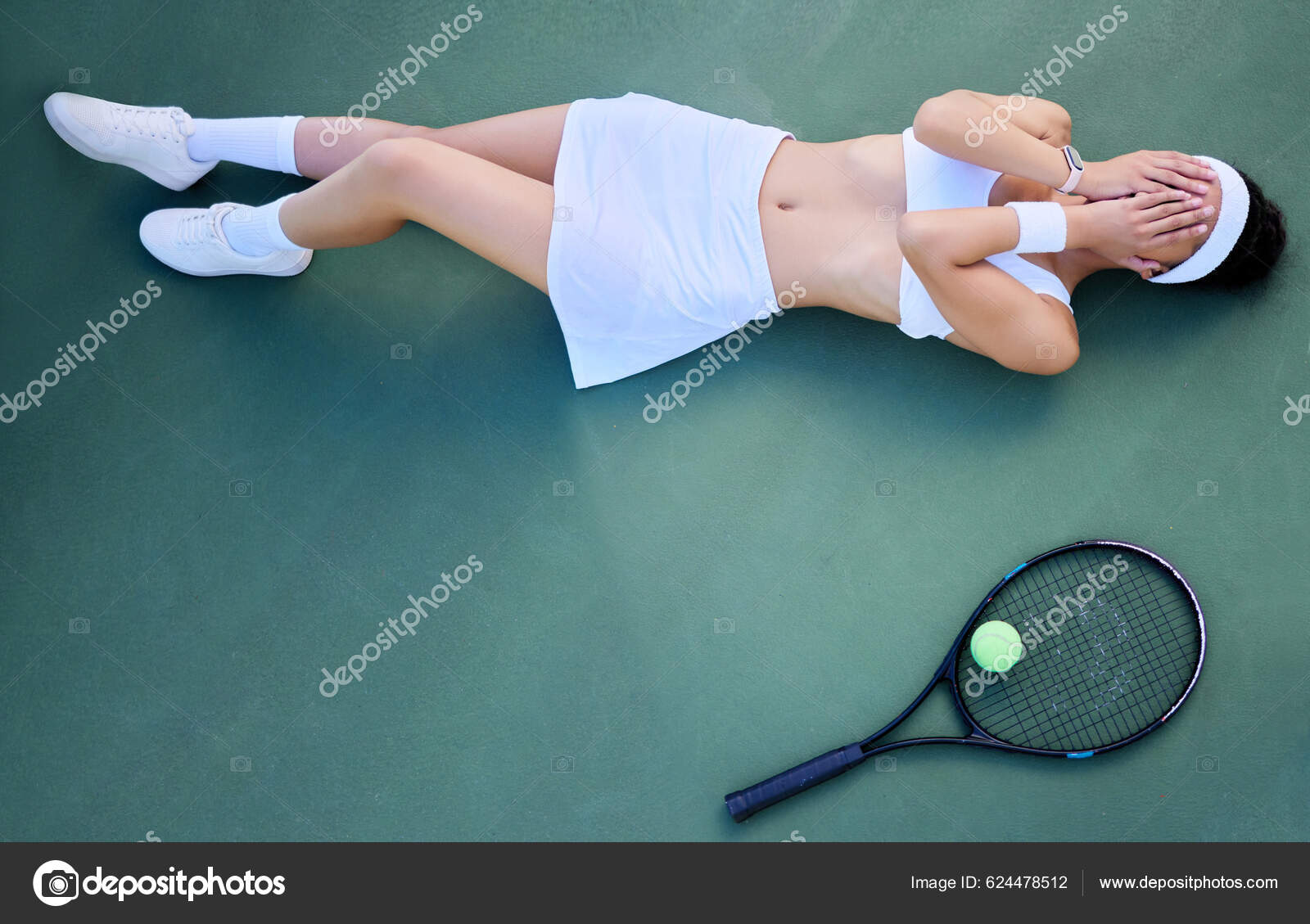 Tênis esportivo e lesão na perna na quadra após jogo de