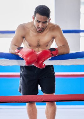 Yorgun boksör, boks maçı antrenmanı, kardiyo dövüş antrenmanı ve dövüş egzersizi. Spor motivasyonu, boks turnuvası için boks öğrenmek ve spor salonu boks ringinde dinlenmek..