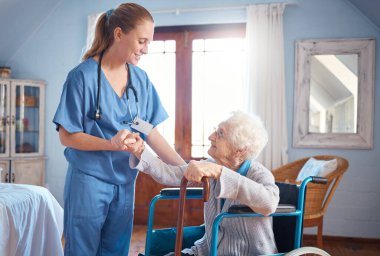 Kıdemli kadın, tekerlekli sandalye ve hemşire el ele tutuşmak, engelli desteği ya da huzurevi için. Yaşlı kadın, doktor ve yaşlılara bakım, klinik veya iş yerinde danışmanlık veya fizyoterapi.