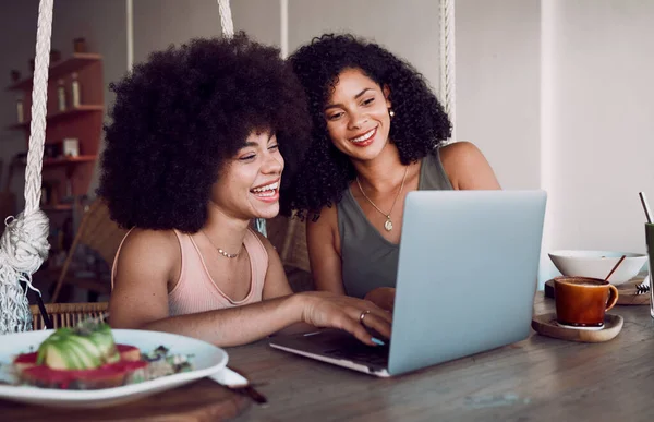 在咖啡店工作的朋友 笔记本电脑和网络设计师妇女致力于数字规划 伙伴关系和网站合作 数码营销团队 黑人女性及Seo科技应用在咖啡店的策略 — 图库照片