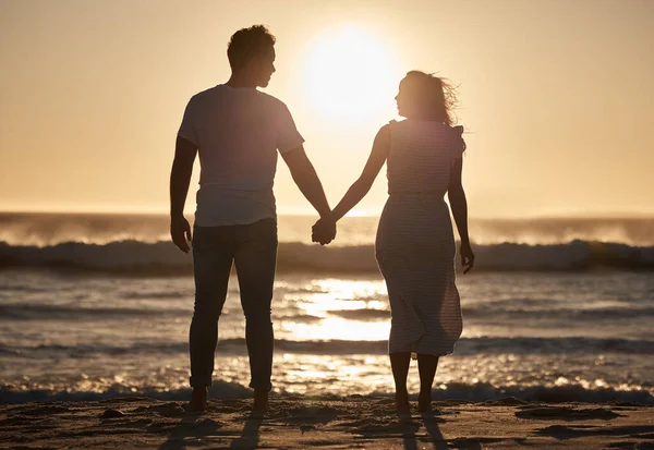 Plaj Silueti Çift Tatili Gün Batımında Sevgi Ele Tutuşmak Birlikte — Stok fotoğraf