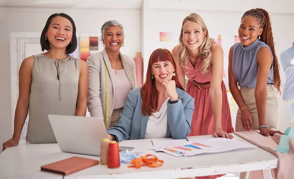 Laptop Moda Equipe Mulheres Criativas Reunião Para Planejar Projeto Juntos — Fotografia de Stock