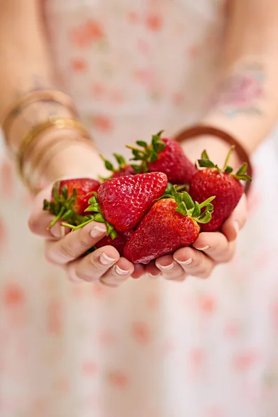 Verlockend Mit Köstlichen Früchten Ein Bund Erdbeeren Der Hand Einer — Stockfoto