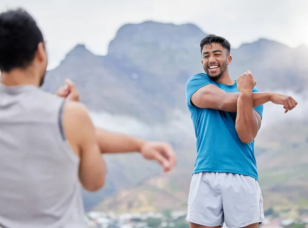 山の上を走る準備ができているストレッチ フィットネス 友人は 自然界でトレーニングやマラソン 山の中で運動 スポーツ ワークアウトの前に暖かく健康 幸せと運動選手の男性 — ストック写真