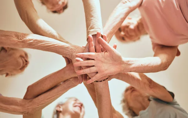 Senior Kéz Együtt Motiváció Csapatépítés Idős Nők Barátok Boldogság Együttműködés — Stock Fotó