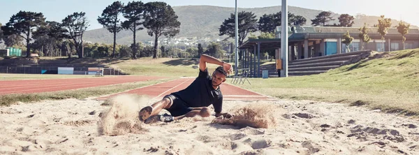 Atleta Salto Distância Areia Treinamento Homem Esportes Para Competição Olímpica — Fotografia de Stock