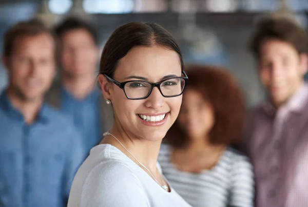 Heb Een Sterk Team Steunen Glimlachende Jonge Vrouw Kijken Naar — Stockfoto