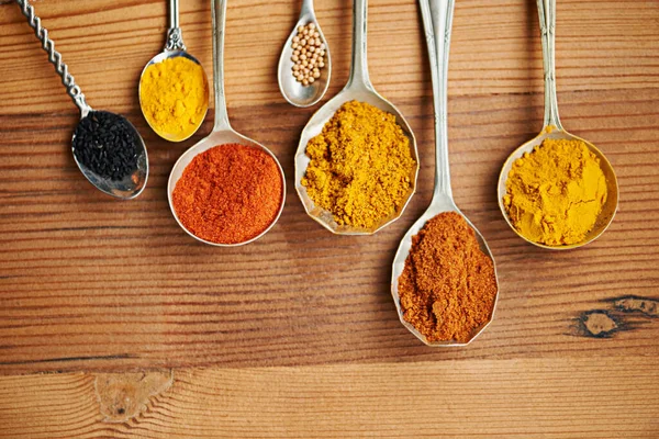 Idealna Kombinacja Curry Łyżki Wypełnione Różnymi Przyprawami — Zdjęcie stockowe