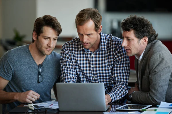 Єднується Три Співробітники Чоловічої Статі Працюють Ноутбуці Разом — стокове фото