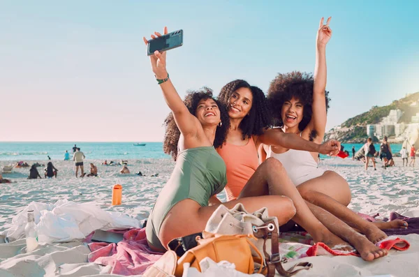 Telepon Selfie Dan Wanita Teman Teman Pantai Dengan Kebebasan Pada — Stok Foto
