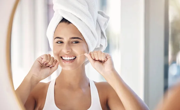 Zahnseide Zähne Und Frau Spiegel Des Badezimmers Für Dusche Reinigung — Stockfoto