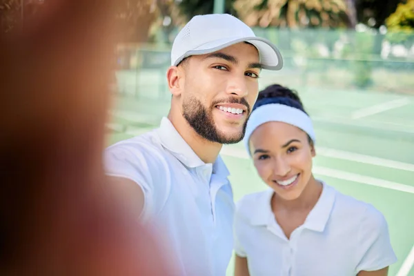 肖像画和情侣在网球场的社交网络应用上为社交媒体贴文 面带微笑 健康快乐的女人喜欢和运动员一起训练或锻炼 — 图库照片