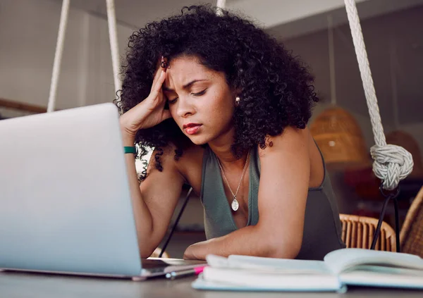 Estrés Estudiante Mujer Negra Con Portátil Cafetería Frustrado Estudiar Trabajar — Foto de Stock