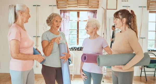 Jóga Barátok Idősebb Nők Akik Stúdió Fitnesz Edzésről Pilates Edzésről — Stock Fotó