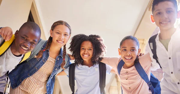 School Cirkel Kinderportret Voor Groepsondersteuning Leren Onderwijs Met Diversiteitsvrienden Buiten — Stockfoto