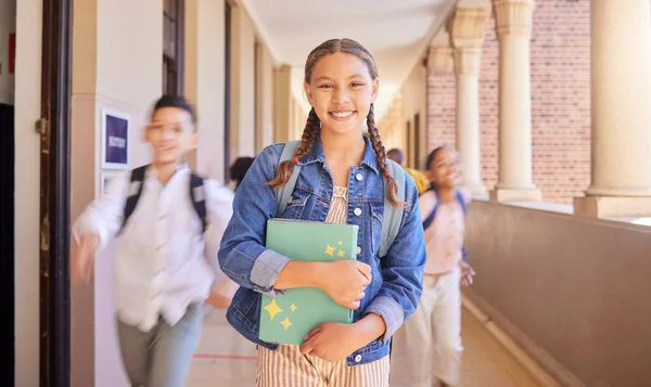 Σχολείο Διάδρομος Και Πορτραίτο Κοριτσιού Χαμόγελο Βιβλία Και Σακίδιο Πλάτης — Φωτογραφία Αρχείου